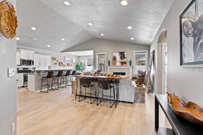Building Photo - 5673 W Rockingham Dr