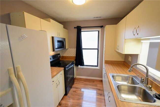 Building Photo - 733 Mosswood Ln