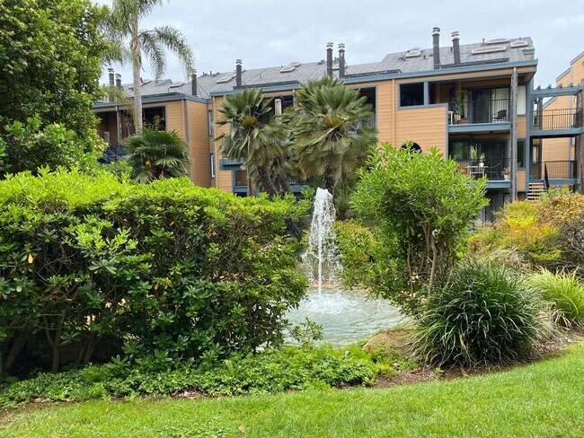 Building Photo - Spacious 2 Bedroom/ 2 Bath in the Highly D...