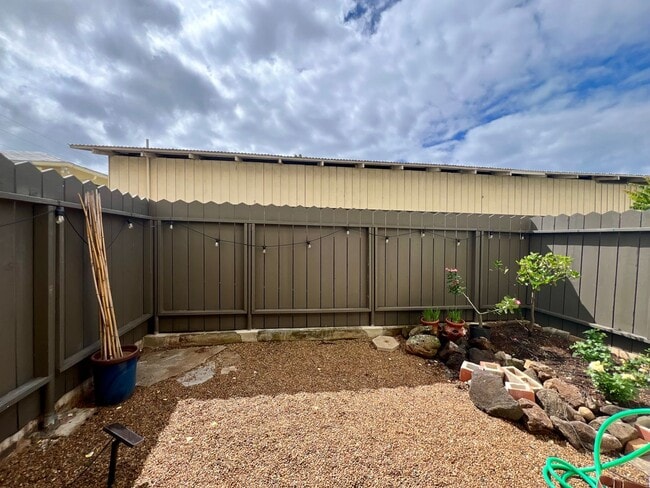 Building Photo - Charming 1/1/1 Ground Floor Unit with Lanai & Yard