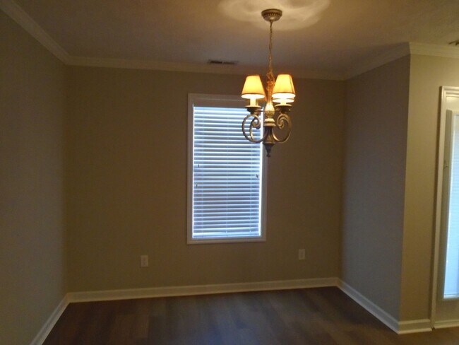 Building Photo - Updated move in ready 2 bedroom!