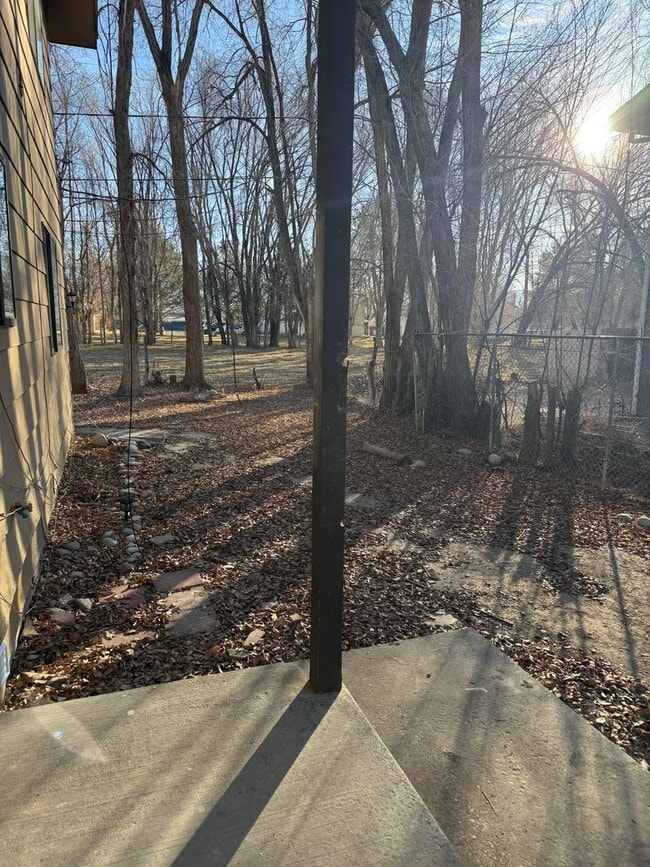 Building Photo - Ground Level - 2 Bed, 1 Bath Townhouse!!!