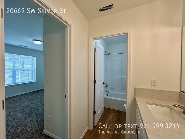 Building Photo - 20669 SW Skiver St