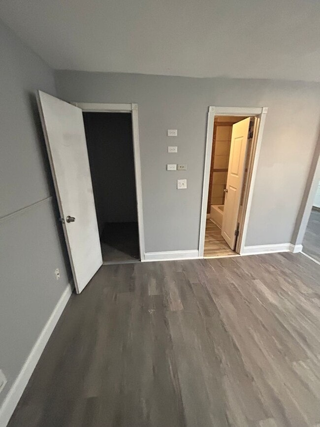 Building Photo - Section 8 Accepted! Spacious newly renovat...