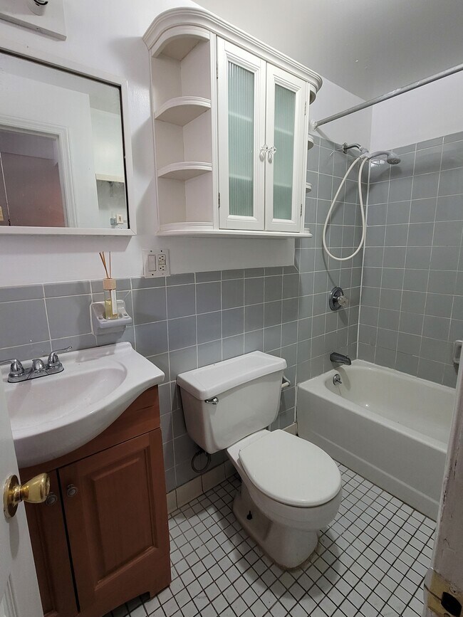 Building Photo - Ground floor apt with backyard