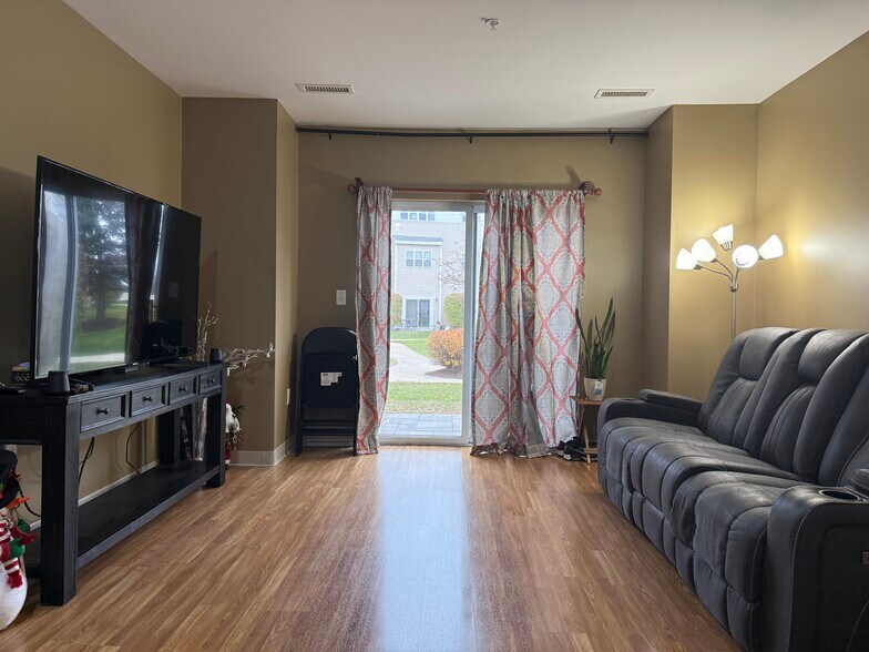 Building Photo - 211 Central St