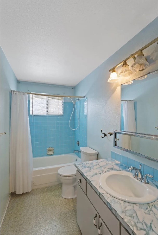 bathroom 1 - 626 S Beeman St