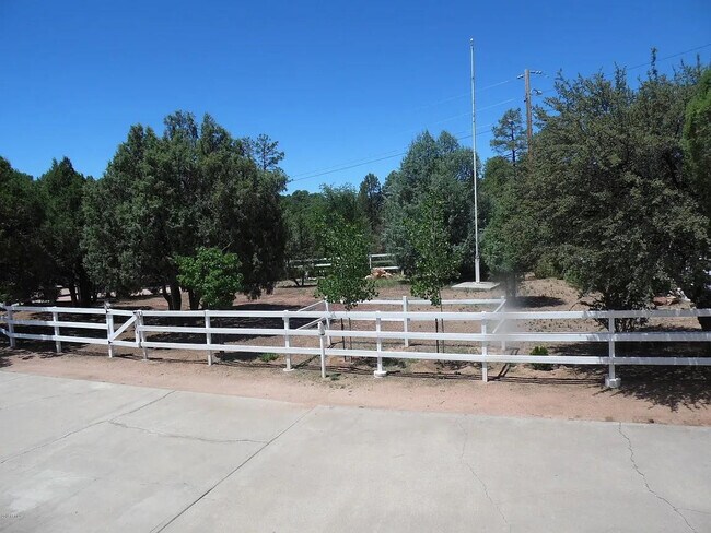 Building Photo - 605 N Spur Dr