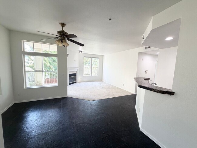 Building Photo - Light & Bright End Unit Condo!