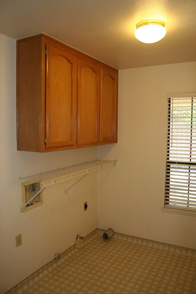 Building Photo - 13004 Hillary Way