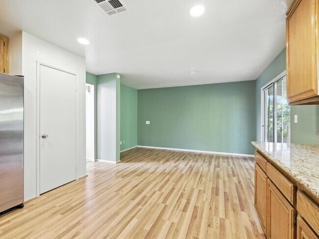 Building Photo - 44131 Sunmist Ct
