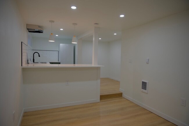 Building Photo - 1bd/1ba Seattle Duplex