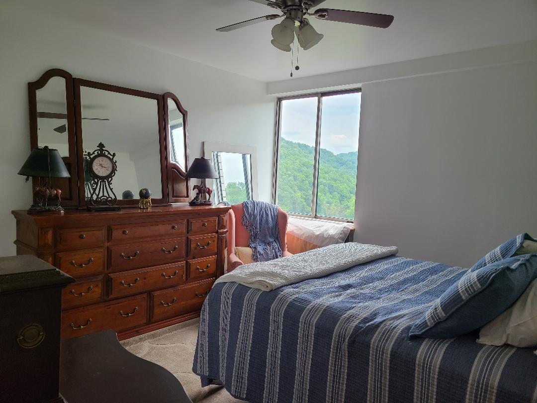 Building Photo - 1800 Roundhill Rd