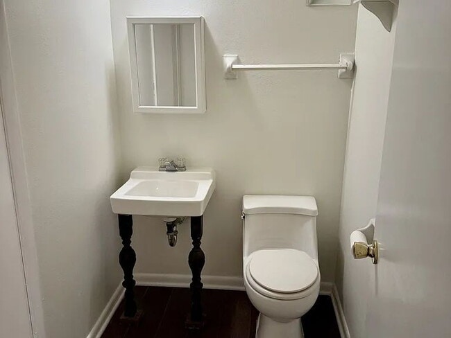 Building Photo - Beautifully Maintained Townhome in the Heart of Bellevue!