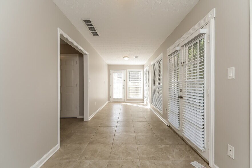 Building Photo - 2981 Landmark Dr SE
