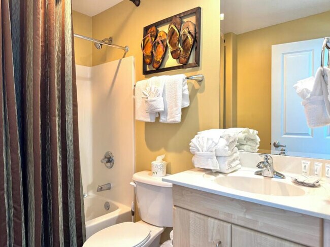 Building Photo - 521 W Beach Blvd