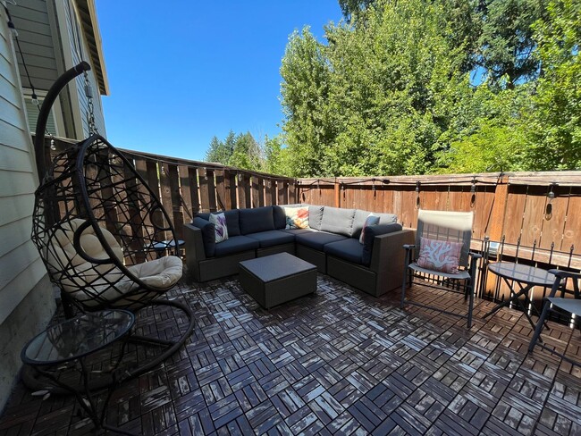Building Photo - Beautiful 4Bd + 2Ba With Gorgeous Green Vi...