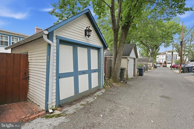 Building Photo - 3839 Beecher St NW