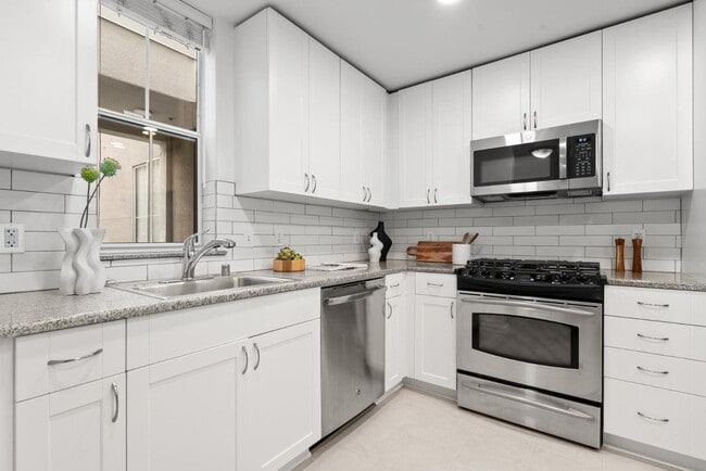 Building Photo - APARTMENT