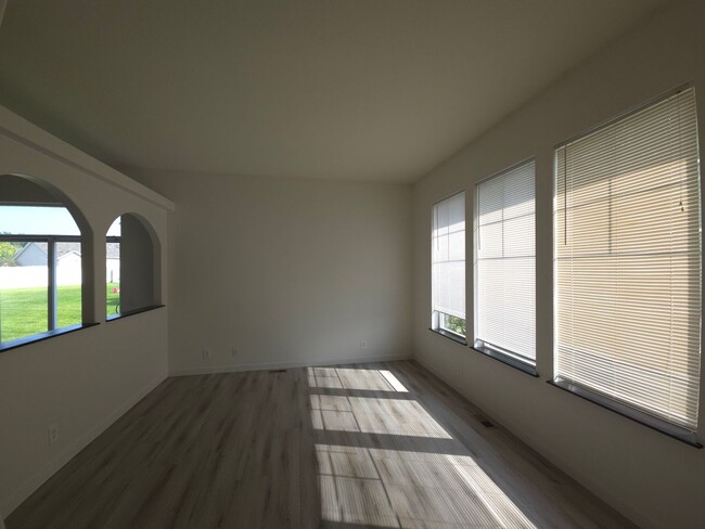Building Photo - Recently Remodeled Home