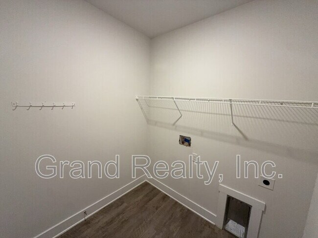 Building Photo - 5869 Danbury Blvd