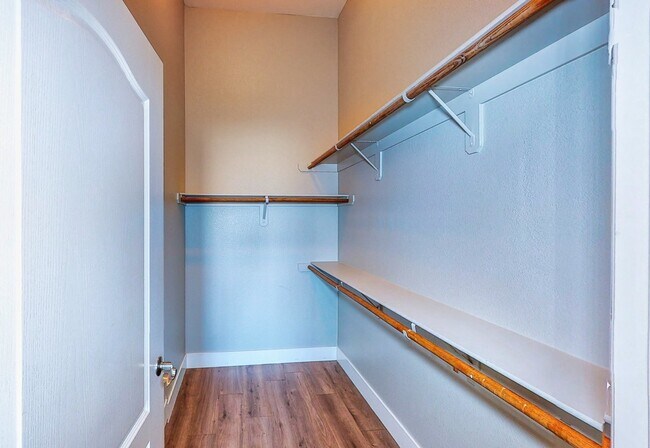 Building Photo - 3 Bedroom 1 3/4 bath condo ready for move in located in wonderful Mountains Edge .