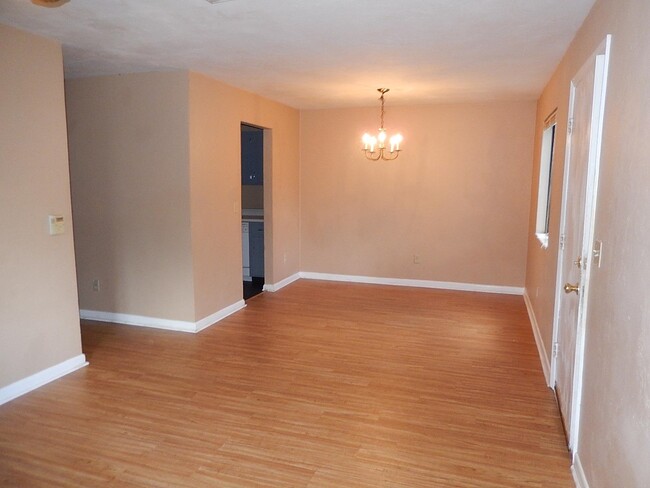 Building Photo - 303 S Lipona Rd