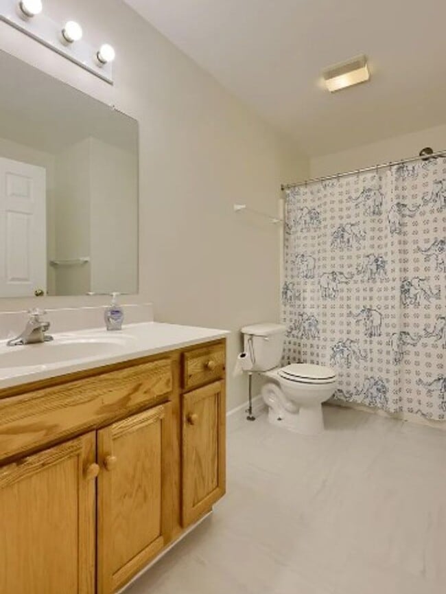 Building Photo - Updated Townhome available now!