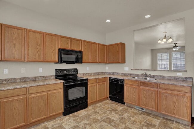 Building Photo - Spacious 3-Bed End-Unit Townhome with Mountain Views Near Ft. Carson