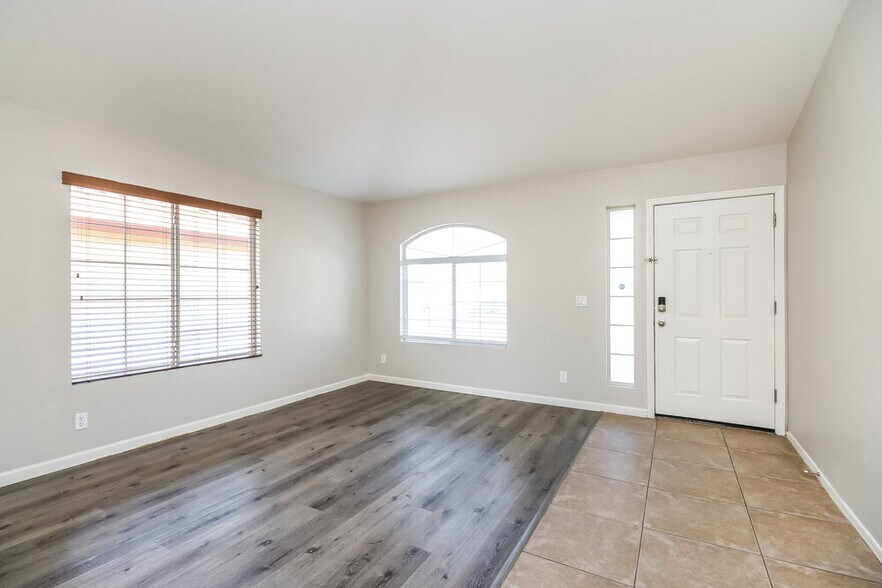 Building Photo - 2829 W Grenadine Rd