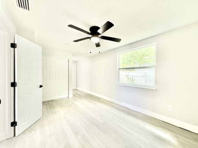 Building Photo - 3250 Coldwell Dr