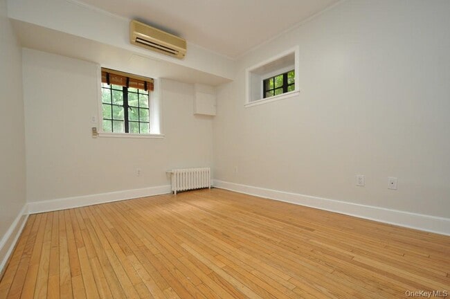 Building Photo - 155 Garth Rd