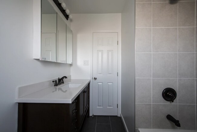 Building Photo - Completely Remodeled 2 Bed 1 Bath in the h...