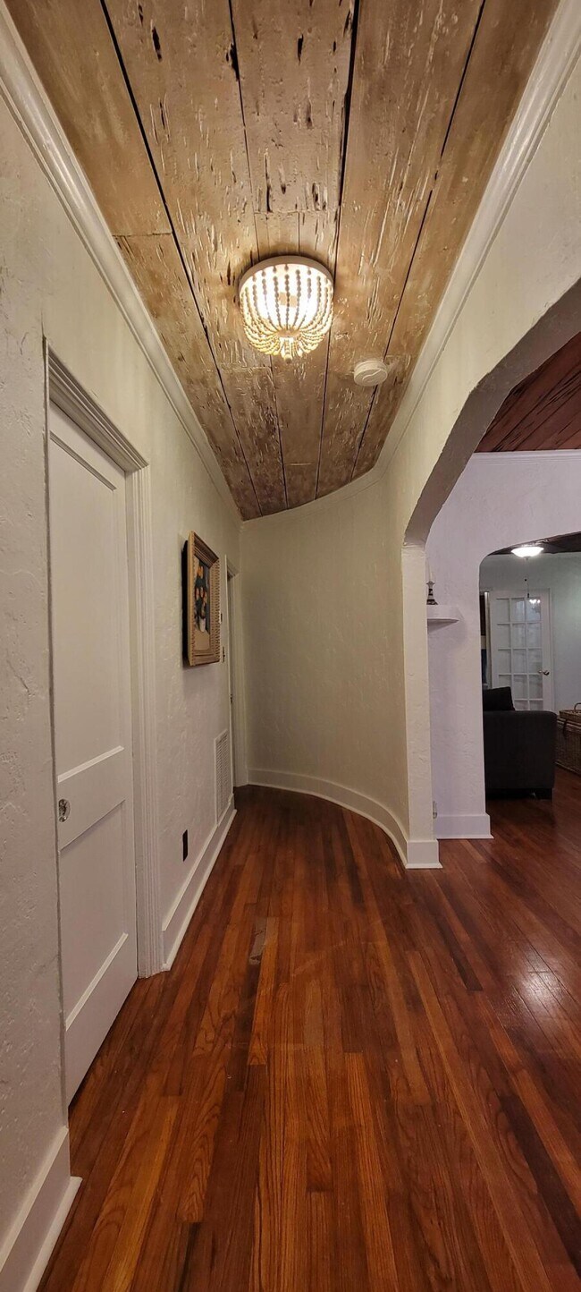 Building Photo - 717 Macy St