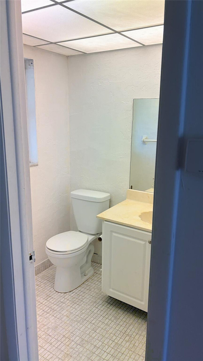 Building Photo - 5515 N Lakewood Cir