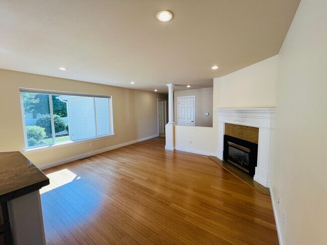 Building Photo - Beautiful 4 bedroom, 3 bath Mount Vernon Home