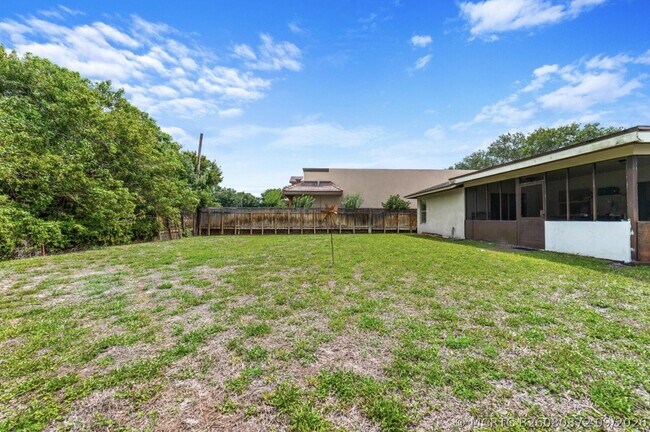Building Photo - 651 SW Badger Terrace
