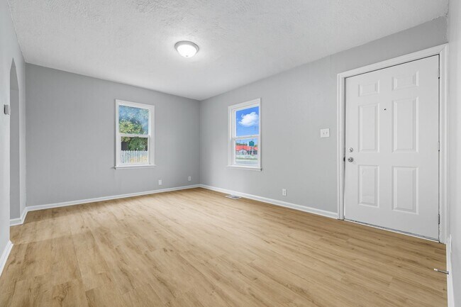 Building Photo - Charming 2-Bedroom Home – Recently Remodeled in Indianapolis Available NOW!