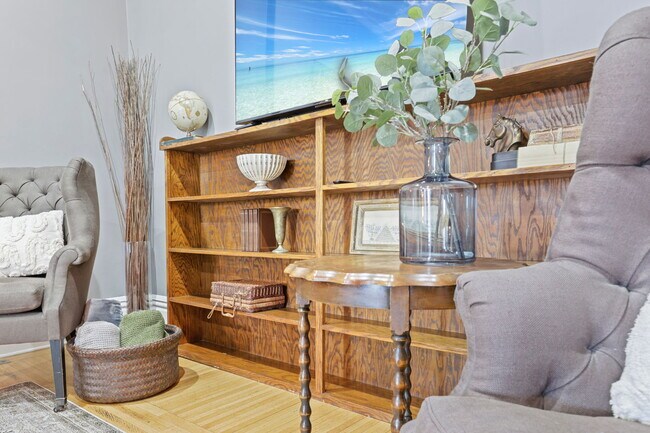 Building Photo - 550 E Town St