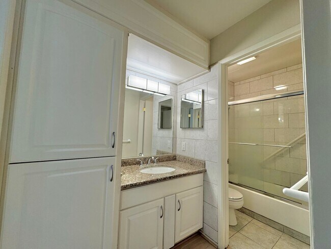 Building Photo - $500 OFF FIRST MONTH RENT!!! One Bedroom One Bath Condo in Watergate Complex!!!