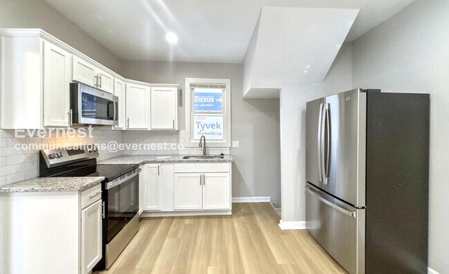 Building Photo - 3 Bed/1.5 Bath Home with Fenced Yard / Pet-Friendly / Available Now!