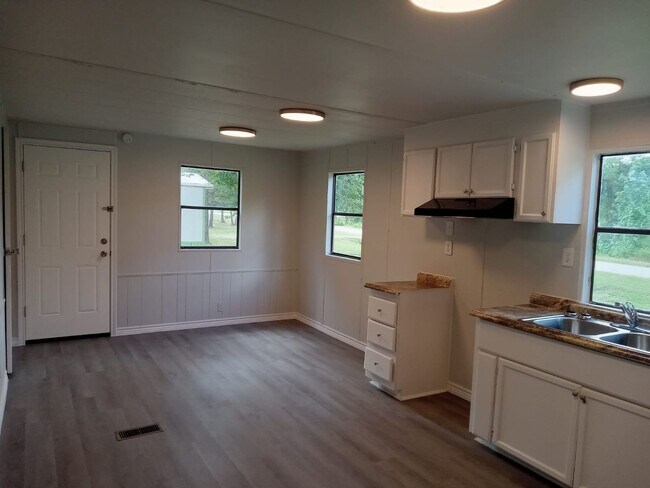 Building Photo - Cozy Roy Harris Loop mobile home