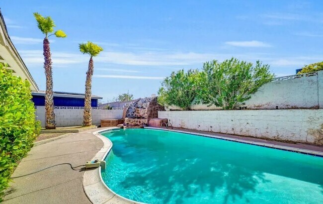 Building Photo - Beautifully renovated single-story home fe...