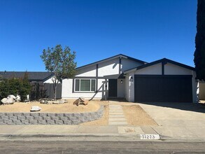 Building Photo - Newly renovated Beauty!