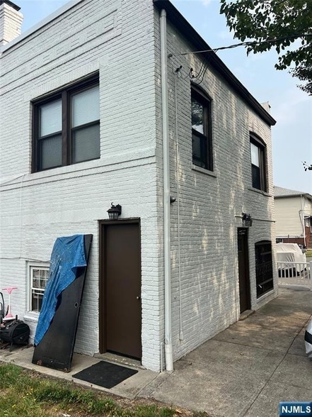 Building Photo - 432 Broad Ave