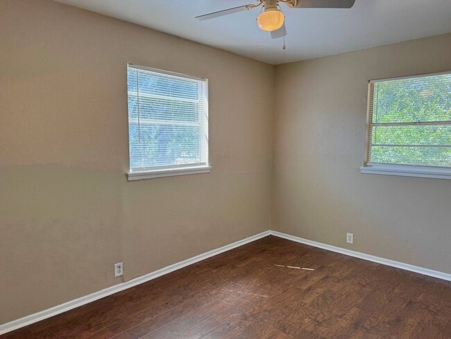 Building Photo - 1502 Parkdale Dr