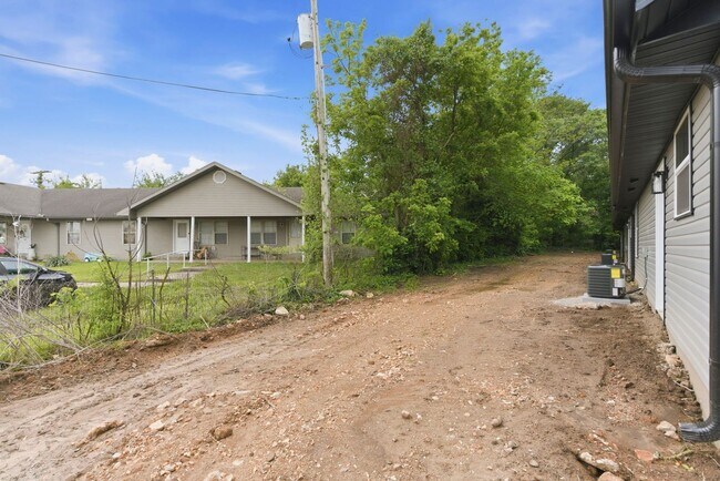 Building Photo - 3 Bedroom | 2 Bathroom | Marionville | Granite | Stainless Steel Appliances | Brand New!