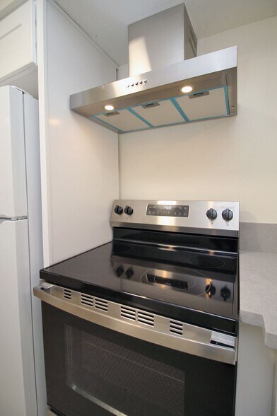 Building Photo - 3200-3236 SW Marigold St