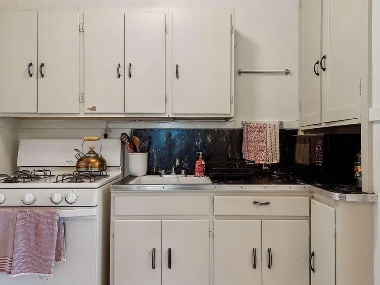 Building Photo - 2512 33rd Ave S