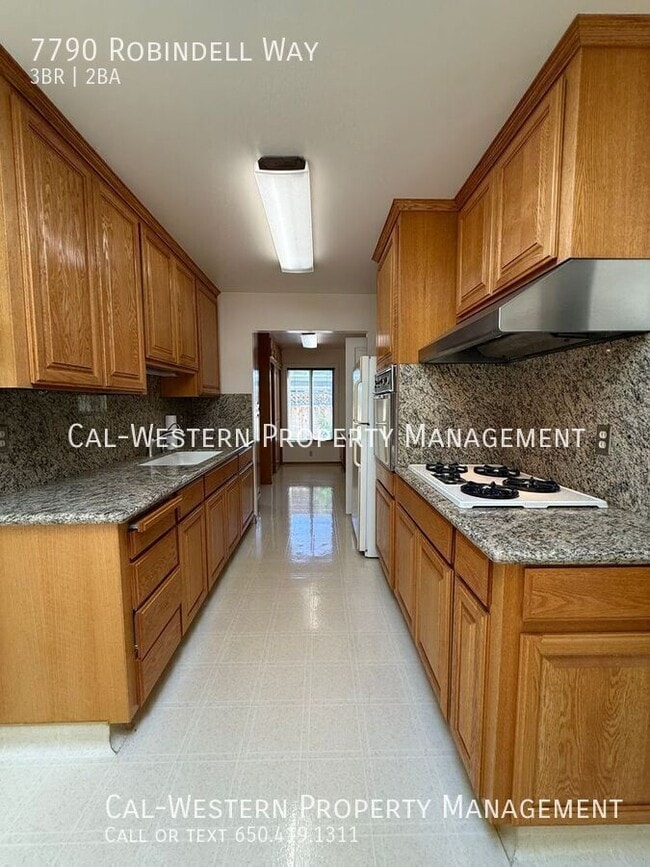 Building Photo - 7790 Robindell Way